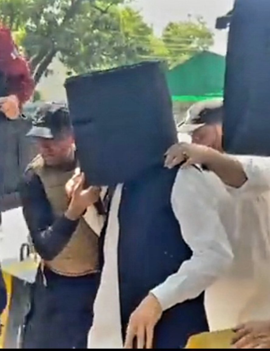 لیڈر وہ ہوتے ہیں جو کارساز جیسے خونی سانحے کے اگلے ہی دن شدید خطرے کے باوجود اپنے زخمی کارکنوں اور شہداء کے گھروں تک پہنچتے ہیں اور رانگ نمبرز وہ ہوتے ہیں جو دو تین ہوائی فائر ہونے پر ہی بالٹی سر پر پہن لیتے ہیں۔
اصل اور نقل میں فرق جان کر جیو۔۔۔
 #SalaamShuhadaEKarsaz