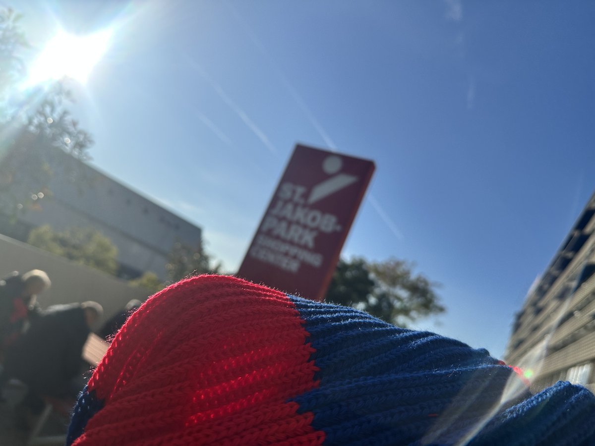 Me kauft e 🧣- bi däm Wätter sowieso! 😎🤷🏻‍♂️😉

#rotblaulive #fcbmuseum #joggeli ⁦<a href="/FCBasel1893/">FC Basel 1893</a>⁩