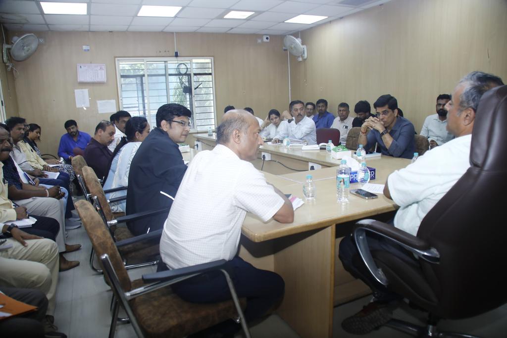 ChristinMP_'s tweet image. GBA Chief Commissioner Maheshwar Rao reviewed progress with East &amp;amp; North City Corporation officials. 

He directed speedy completion of 7km high density corridor (Yemalur-Hope Farm 5.5 km &amp;amp; Hoodi-Pattandur Agrahara 1.5 km) &amp;amp; asked to complete the remaining 500 m Panathur Road…