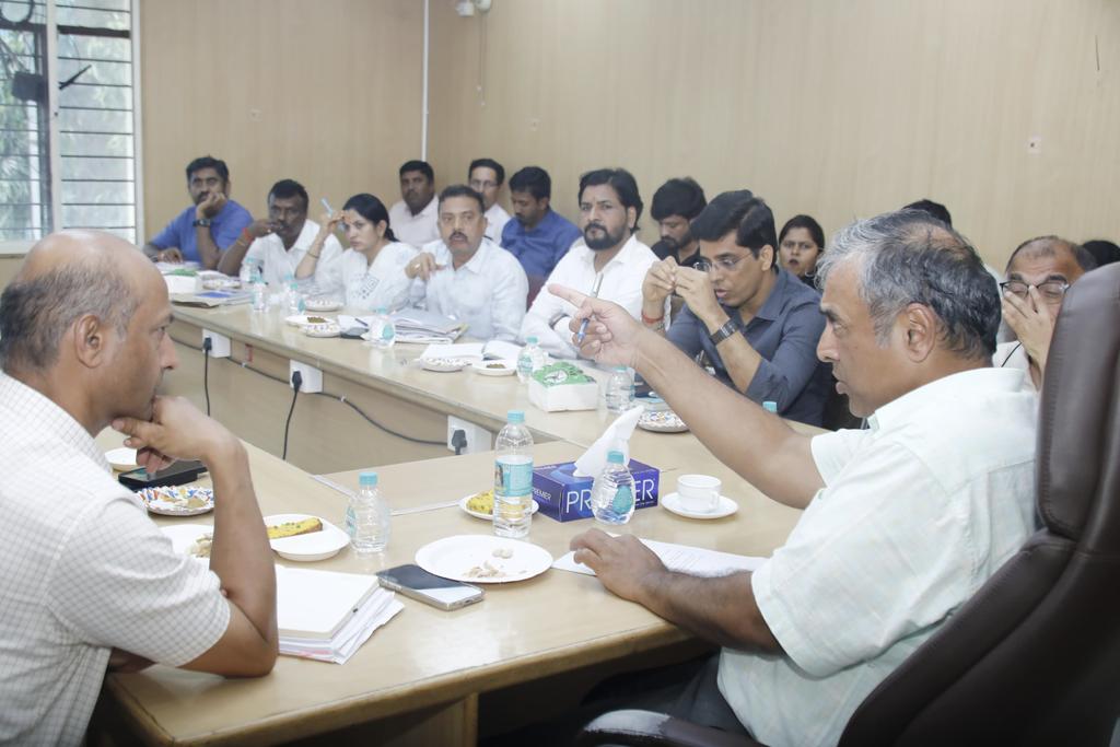 ChristinMP_'s tweet image. GBA Chief Commissioner Maheshwar Rao reviewed progress with East &amp;amp; North City Corporation officials. 

He directed speedy completion of 7km high density corridor (Yemalur-Hope Farm 5.5 km &amp;amp; Hoodi-Pattandur Agrahara 1.5 km) &amp;amp; asked to complete the remaining 500 m Panathur Road…