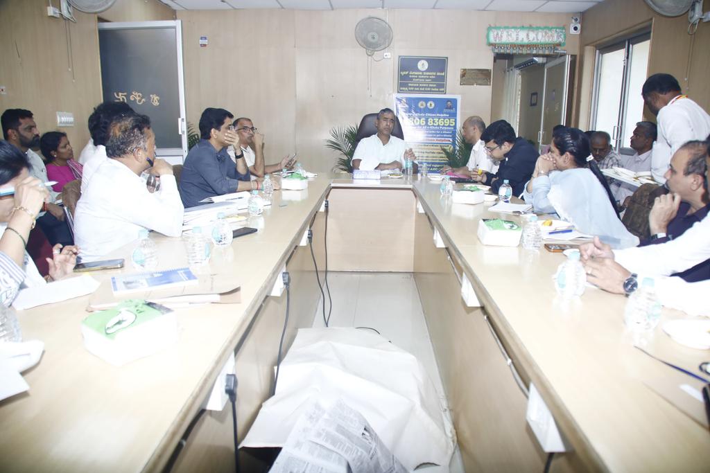 ChristinMP_'s tweet image. GBA Chief Commissioner Maheshwar Rao reviewed progress with East &amp;amp; North City Corporation officials. 

He directed speedy completion of 7km high density corridor (Yemalur-Hope Farm 5.5 km &amp;amp; Hoodi-Pattandur Agrahara 1.5 km) &amp;amp; asked to complete the remaining 500 m Panathur Road…