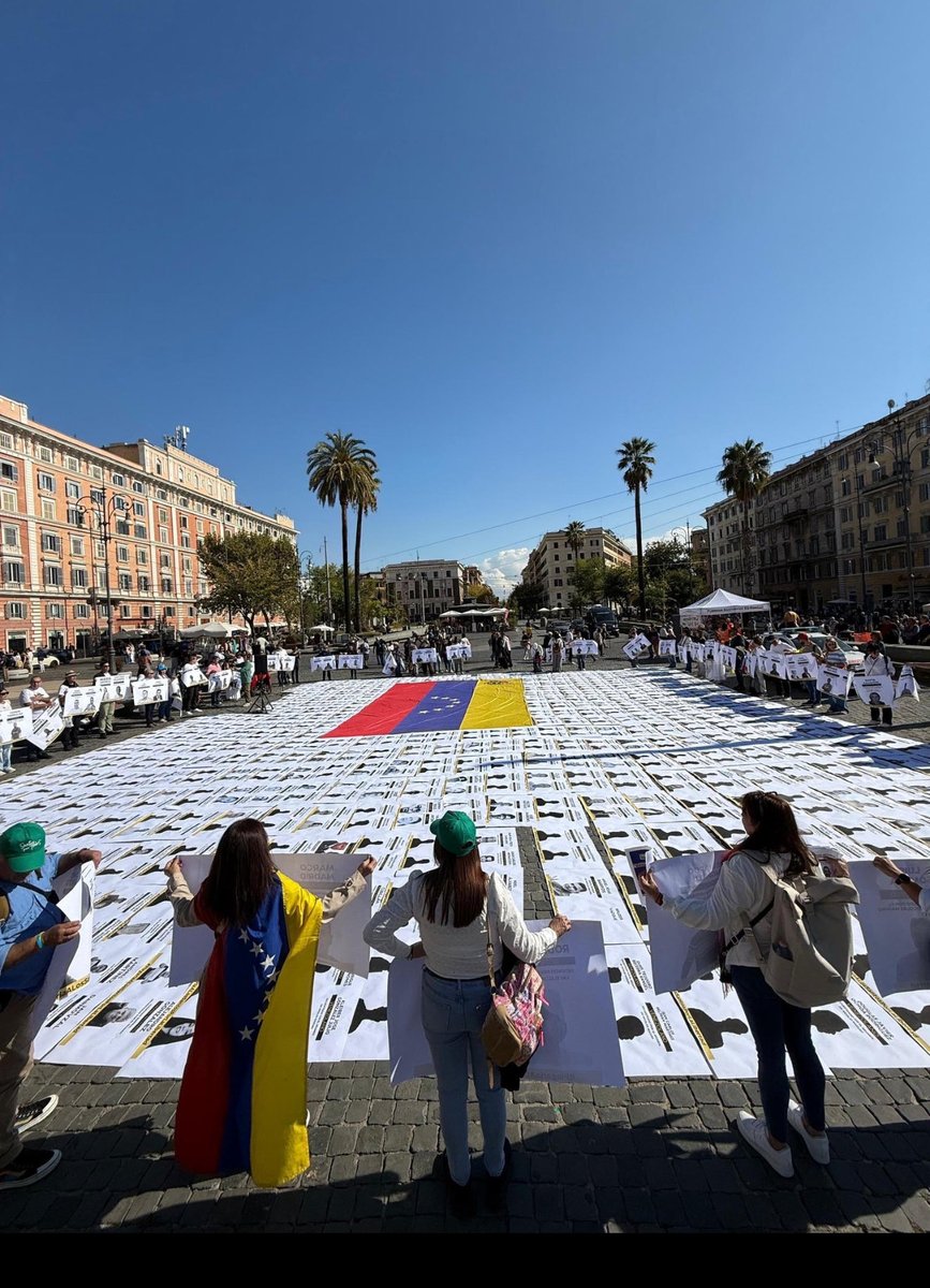 Jhonffonseca's tweet photo. ÚLTIMA HORA 

Desde Roma, los más de 1000 presos políticos venezolanos. El mundo tiene los ojos puestos en Venezuela. https://t.co/bDmmOwS6wr