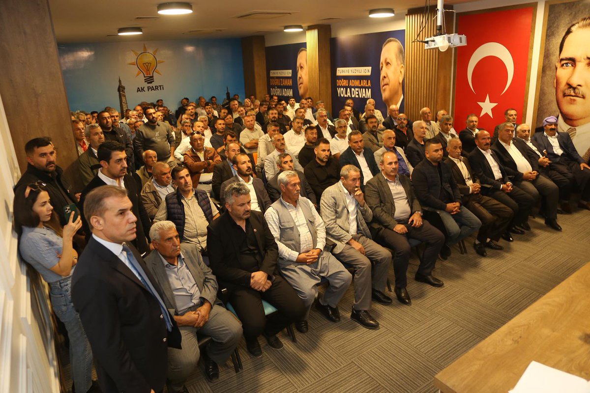 omer_iler's tweet photo. 📍AK Parti Diyarbakır İl Başkanlığı

Samsun Milletvekilimiz ve İl Koordinatörümüz Sayın Ersan Aksu’nun teşrifleriyle ilçe başkanlarımız ve mahalle başkanlarımızla değerlendirme toplantısı gerçekleştirdik. Toplantımızda, halkımızla doğrudan ve güçlü iletişimin önemini bir kez daha vurguladık.

Diyarbakır Teşkilatımızın tüm kademelerinde emek veren her bir dava arkadaşımızın davamız adına taşıdığı değeri ve kıymeti bir kez daha ifade ettik.

Toplantımıza katılım sağlayan ve davamıza bugüne kadar fedakârca hizmet etmiş tüm yol arkadaşlarıma içtenlikle teşekkür ediyorum. Toplantımızın hayırlara vesile olmasını temenni ediyorum.
@AvukatErsanAksu 

#Diyarbakır #AKParti #MahalleBaşkanları #HalkınPartisiAKParti 
#TürkiyeYüzyılı
#RecepTayyipErdoğan