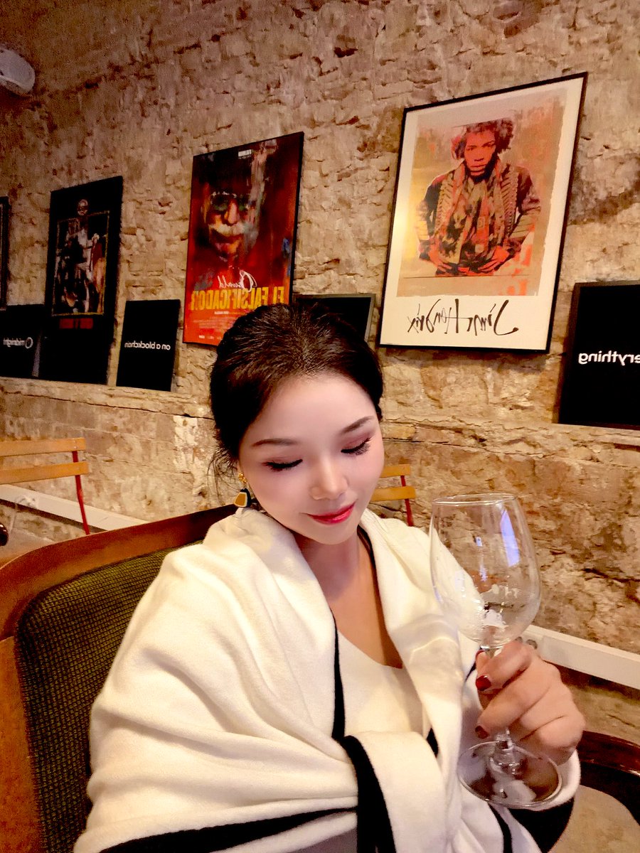 June_tsy's tweet image. One cup is already too much to drink.
一杯就倒……..这酒量怎么混欧洲🤣🤣🤣
@EBlockchainCon  #BarcelonaBlockchainWeek  
#EBC #Bitcoin #ETH