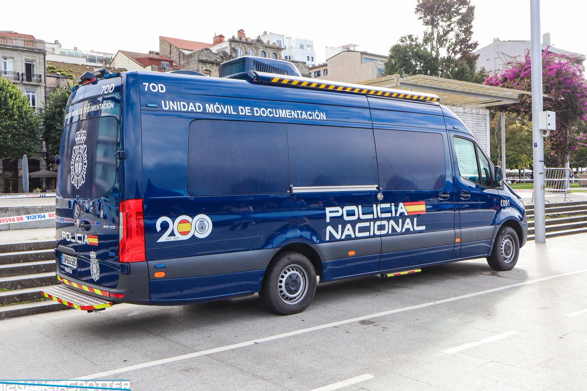 GaliciaSpotter's tweet photo. Mercedes-Benz Sprinter, Vehículo Integral de Documentación (VIDOC) de la Policía Nacional.
Presente en los actos por el Día de la Policía 2025 en #Vigo.
#mercedessprinter #vidoc #dni #cnp #091policia #policianacional #policia #091policianacional #diadelapolicia #policiagalicia https://t.co/qqfGVdFyym