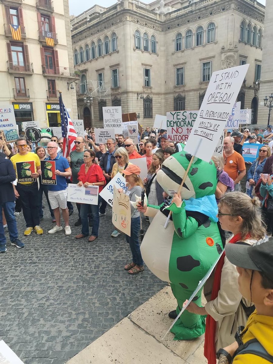 DemsAbroad's tweet image. 🇺🇸🇪🇸 Today hundreds of people in Barcelona Spain are joining millions of Americans around the world as we make clear to Trump that in America we don’t do wannabe dictators! #NoTyrants
#DemsAbroad @demsabroades #NoKingsInAmerica #NoKingsDayOct18th #nokings @OfTheBraveUSA