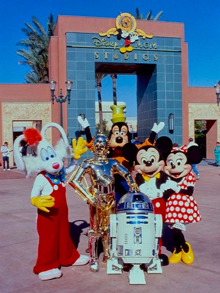 DrewDisneyDude's tweet photo. Disney’s Hollywood Studios’ archway was demolished overnight after standing for over 36 years. That’s a wrap. 🎬 https://t.co/dMrNP1QAAl