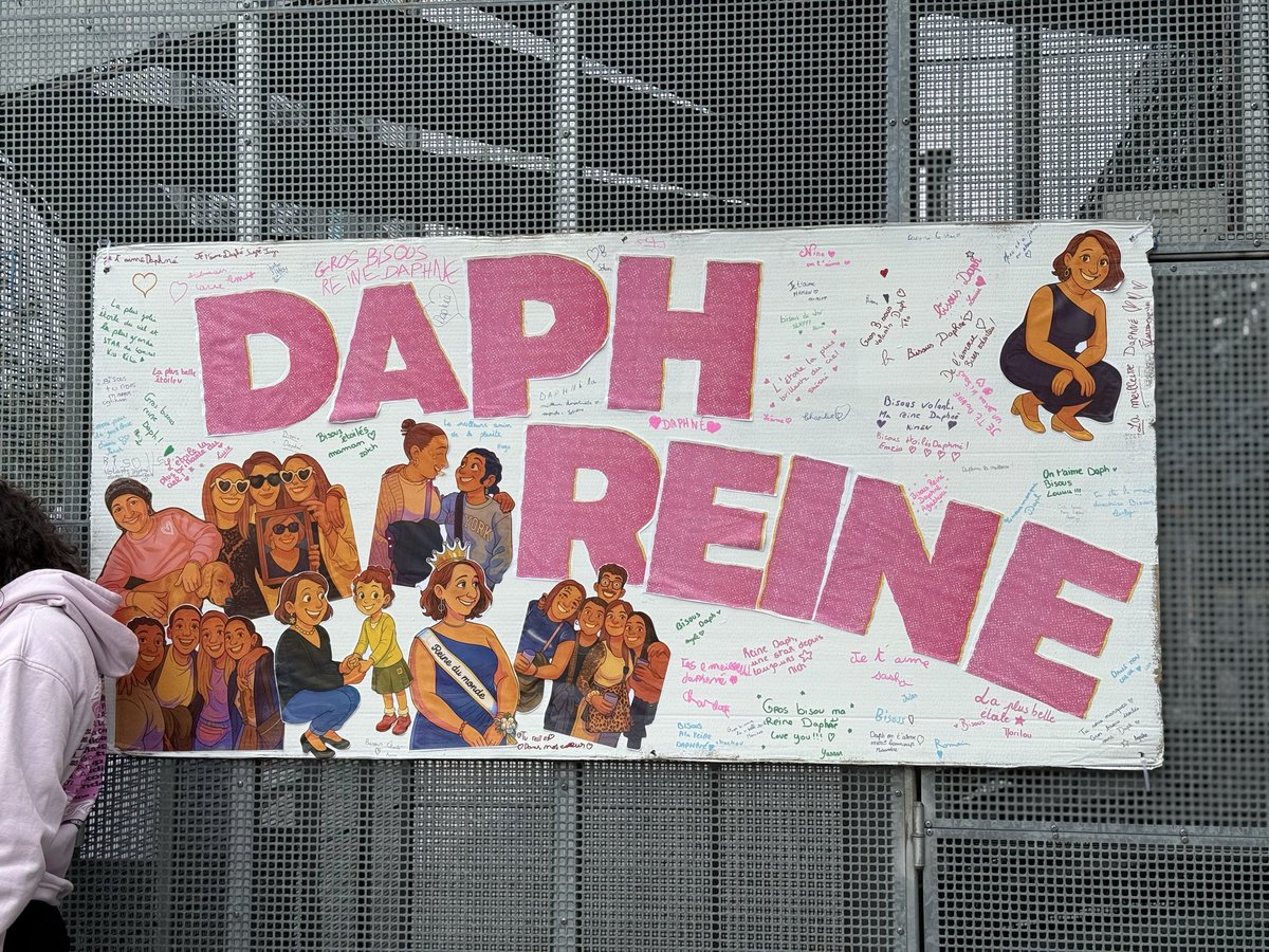 brigitte_liso's tweet photo. Vide grenier à #Comines et marche en hommage à Daphné à l’occasion d’#octobrerose 🎀🕊️
Une mobilisation pour se souvenir de Daphné Delaire, ancienne employée et directrice du centre de loisirs, qui a laissé une belle empreinte dans le cœur des cominois. https://t.co/DI0WXaUtI2