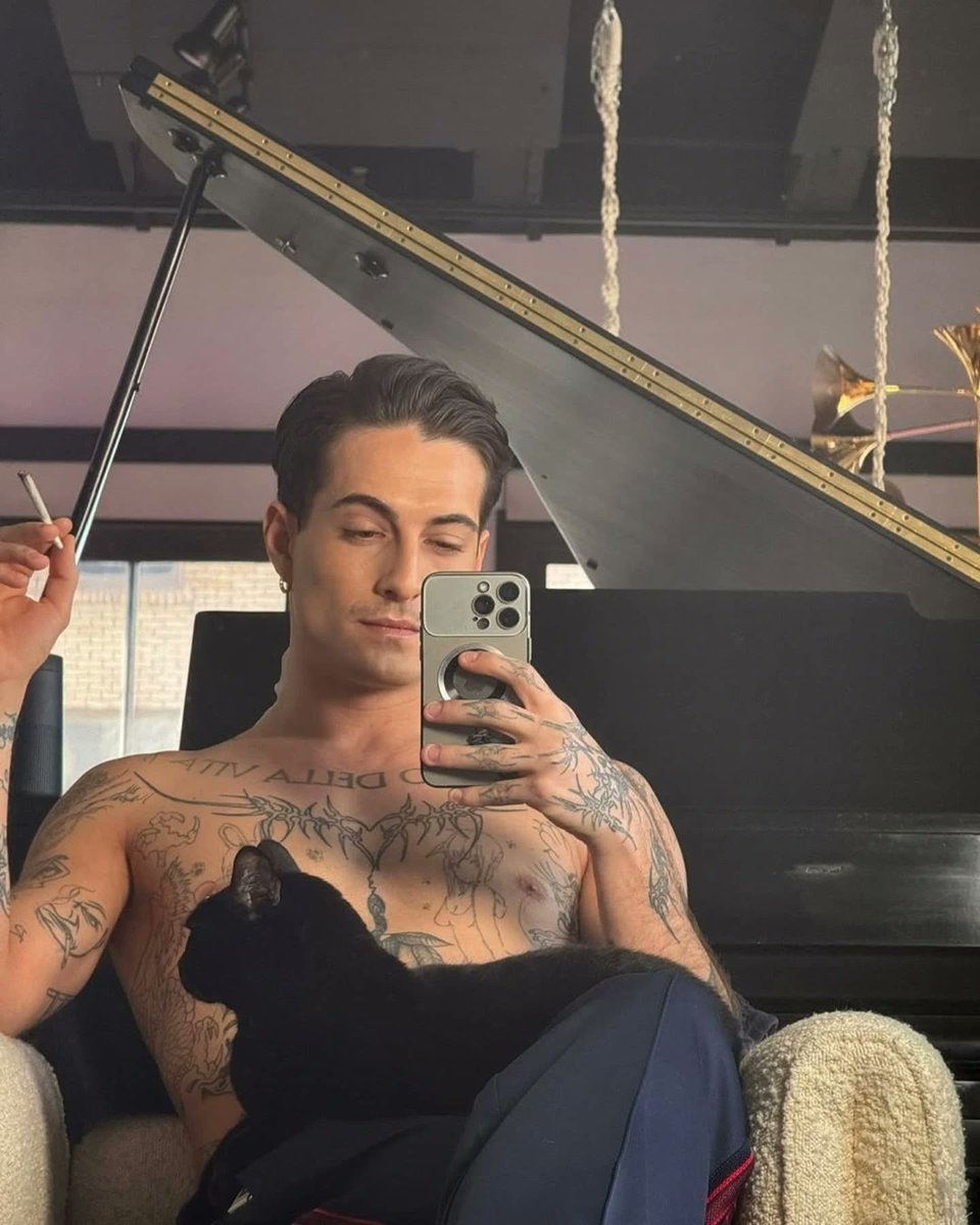 다미아노는 문신이 많아서 옷을 벗어도 벗고 있다는 생각이 안듦