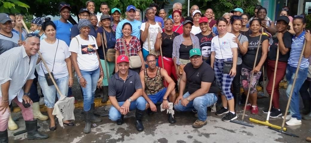 Como cada sábado, los sindicatos se convocan a la limpieza e higienización del Hospital "Héroes del Baire" esta vez le correspondió al Sindicato de la Administración Pública #IslaDeLaJuventud #SentirPinero #100AñosConFidel #Cuba