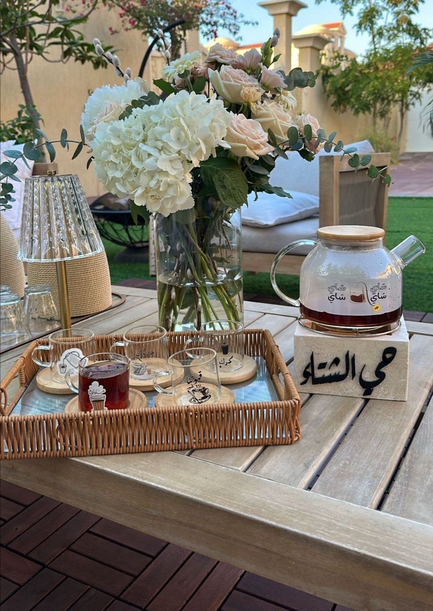 انا الثقيل الثقيل اللي معك ماثقل
عطاك مالا عطى غيرك ولا قال هات
ㅤ 
احبك بقلب ؟ لا والله بقلب وعقل
محبة العفه اللي مابها مغريات ♥️🌨️🌨️🕊️