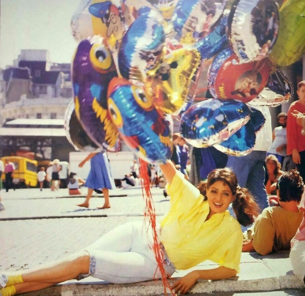 SrideviKapoor's tweet image. Sridevi in London! 💖 Lamhe sets with Anupam Kher – a fave iconic scene! She looked SO cute in this Bollywood gem! Stellar cast, Yash Chopra direction &amp;amp; that music... Pure perfection! 📷&amp;lt;🎥#Sridevi #Lamhe #BollywoodThrowback #AnupamKher #YashChopra #IndianCinema #SrideviInLondon