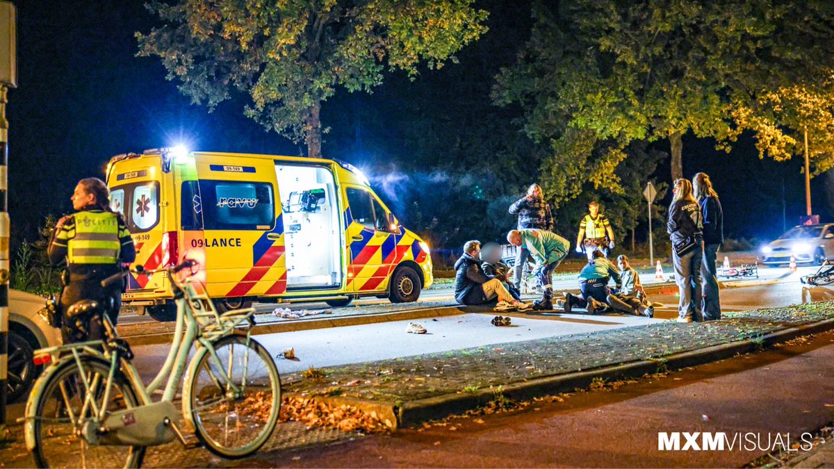 In #Amersfoort raakten in de nacht van vrijdag op zaterdag twee fietsers zwaargewond bij een aanrijding op de Heiligenbergerweg. De automobilist sloeg na het ongeluk op de vlucht.

Aan de Arnhemseweg werd later een zwaar beschadigde Volkswagen gevonden. Vanmorgen is een verdachte