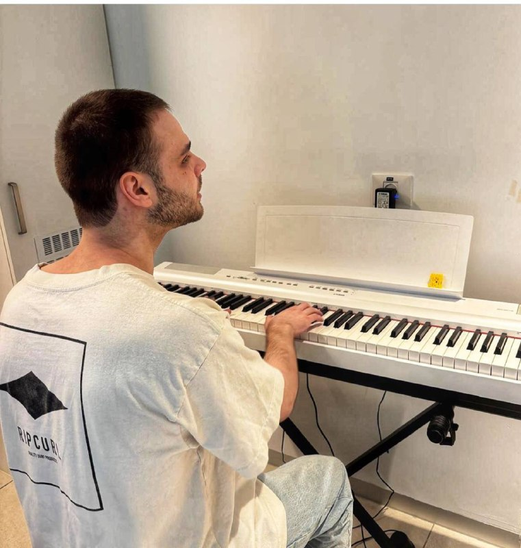 Igor Levit (@igorpianist) on Twitter photo Alon Ohel. 
Er hat zwei Jahre Geiselhaft überlebt. Er ist wieder frei. Und er macht wieder Musik.
Dieses Foto m zu sehen berührt mein Innerstes auf unbeschreibliche Art und Weise. 
Glück. Alon Ohel. 
Er hat zwei Jahre Geiselhaft überlebt. Er ist wieder frei. Und er macht wieder Musik.
Dieses Foto m zu sehen berührt mein Innerstes auf unbeschreibliche Art und Weise. 
Glück.