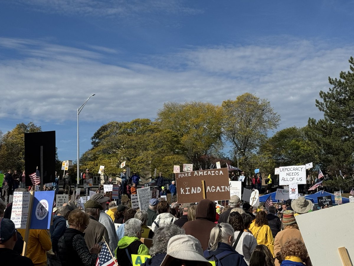 MtownDems's tweet photo. Close to a thousand people gathered at Harbor Park in Middletown, Connecticut for No Kings Middlesex County.

Faith leaders, veterans, and elected officials speaking out against Trump’s authoritiarism. ❌👑 https://t.co/AYrWdjTfJY