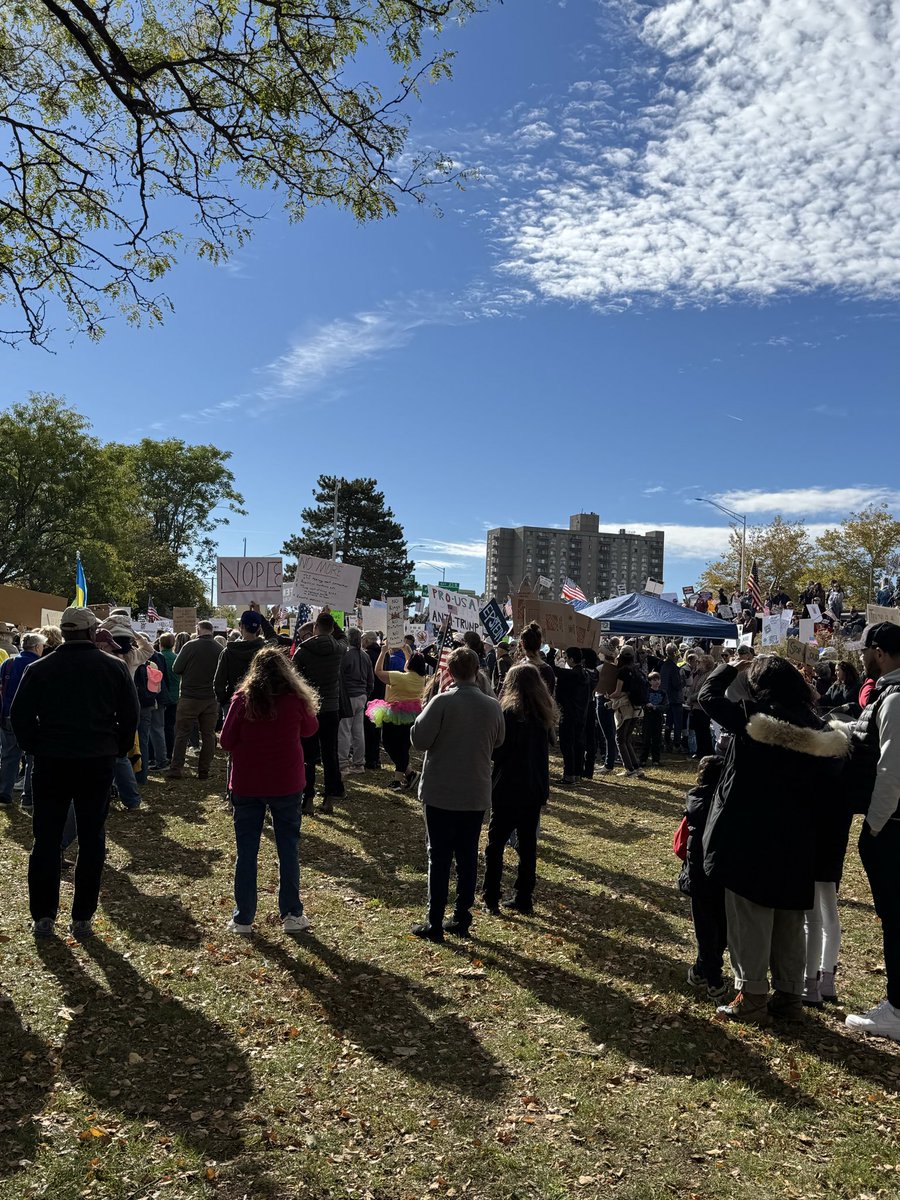 MtownDems's tweet photo. Close to a thousand people gathered at Harbor Park in Middletown, Connecticut for No Kings Middlesex County.

Faith leaders, veterans, and elected officials speaking out against Trump’s authoritiarism. ❌👑 https://t.co/AYrWdjTfJY