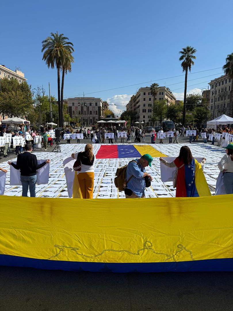 Me enterneció la gente que aprovechó la víspera de la canonización de José Gregorio y la madre Carmen Rendiles para exigir en Roma la liberación de todos los presos políticos en Venezuela. Gracias por hacerlo visible y por hacerlo bien 🫂

#CanonizaciónSinPresosPolíticos