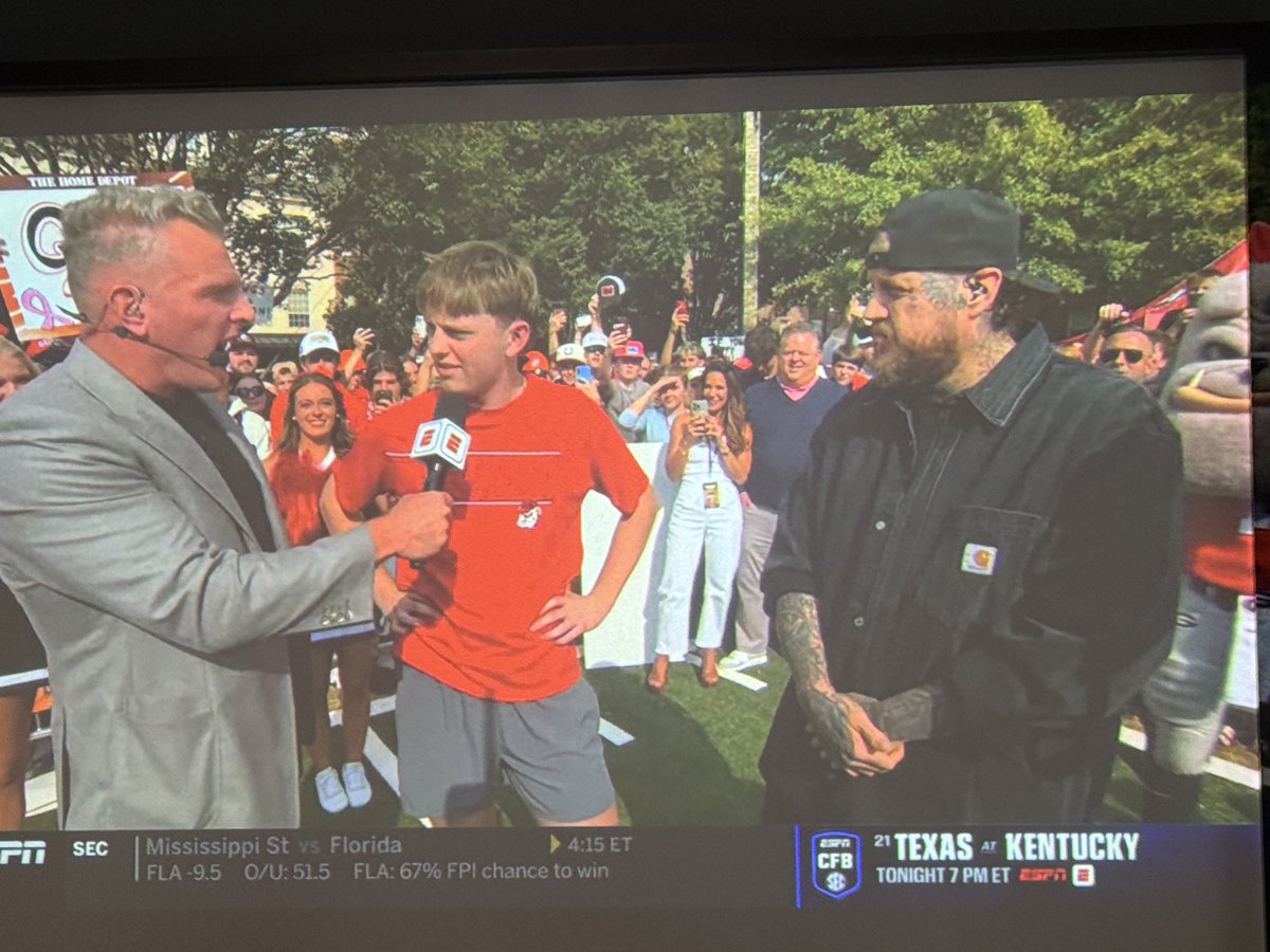 belsley's tweet photo. He’s everywhere @ktfuntweets https://t.co/ieu0NFLd6B
