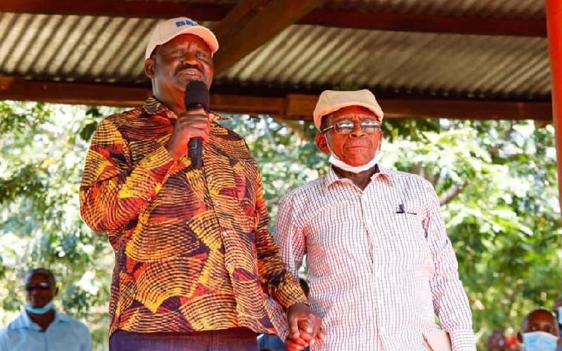 SiasaLab's tweet photo. Rt. Hon. Raila Odinga with Mzee John Mwavuda, a prison warden who helped deliver letters to Odinga family back at home.
Mwavuda was a prison warden in Manyani prison when Raila was in detention during his struggle for multiparty democracy.
#FriendsofRAILA #RIPBaba https://t.co/LoSUo7vIt9
