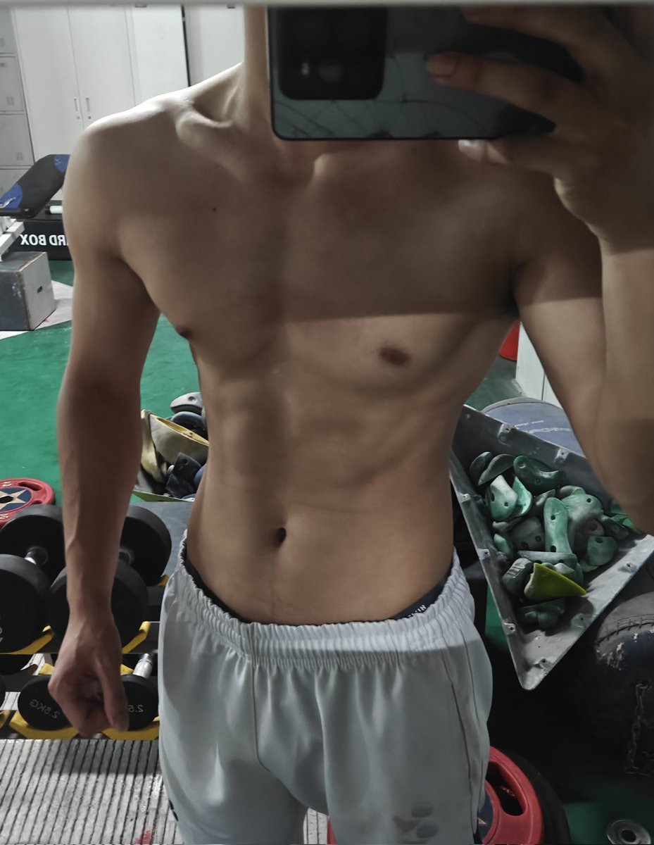 让我埋埋❤️
#宽肩窄腰 #男菩萨 #体育生 #薄肌