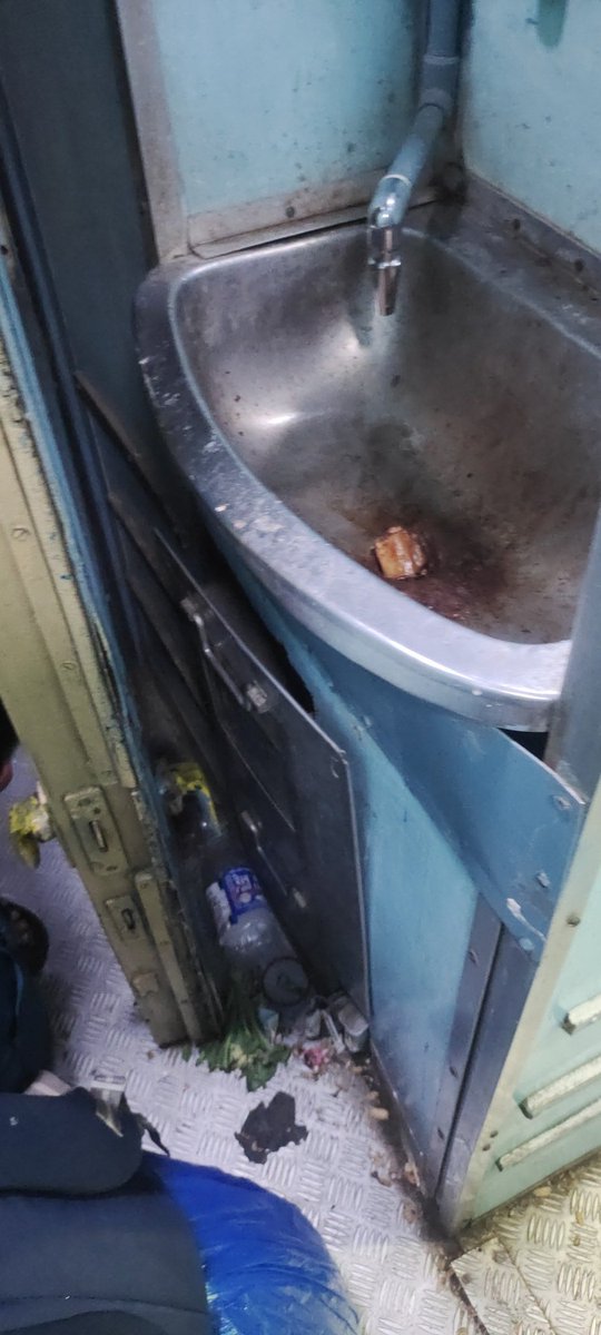Anmolverma2318's tweet photo. Worse management by railways,
No water in train and zero cleanliness, also imagine the train is 4 hrs late, who will take the responsibility as time being considered money and the most valuable, train stood at prayagraj for 1.3 hr @RailwaySeva @IRCTCofficial @RailMinIndia https://t.co/yus1sHtAh2