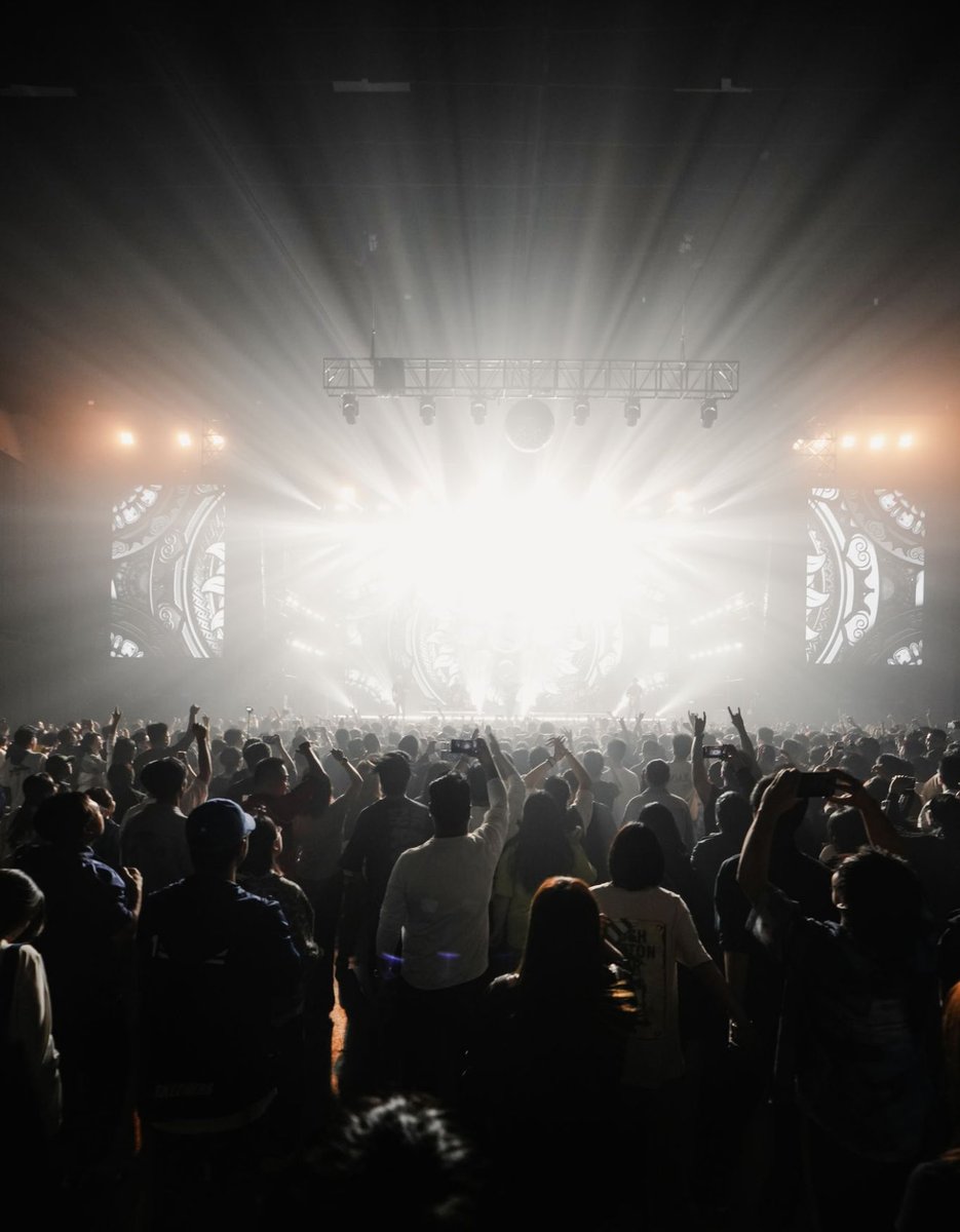 NineTreasures's tweet image. 🔅This is a family and we feel it every time we step out on the stage, everytime we see you singing along. Thank you all for being here! 

📸 Hattoo Xatyy

#Ninetreasures #touring #moshpits  #praugerock #touring #tinaguo #metalblade #heavymetal #metalmusic #newmusic #Tinaguo