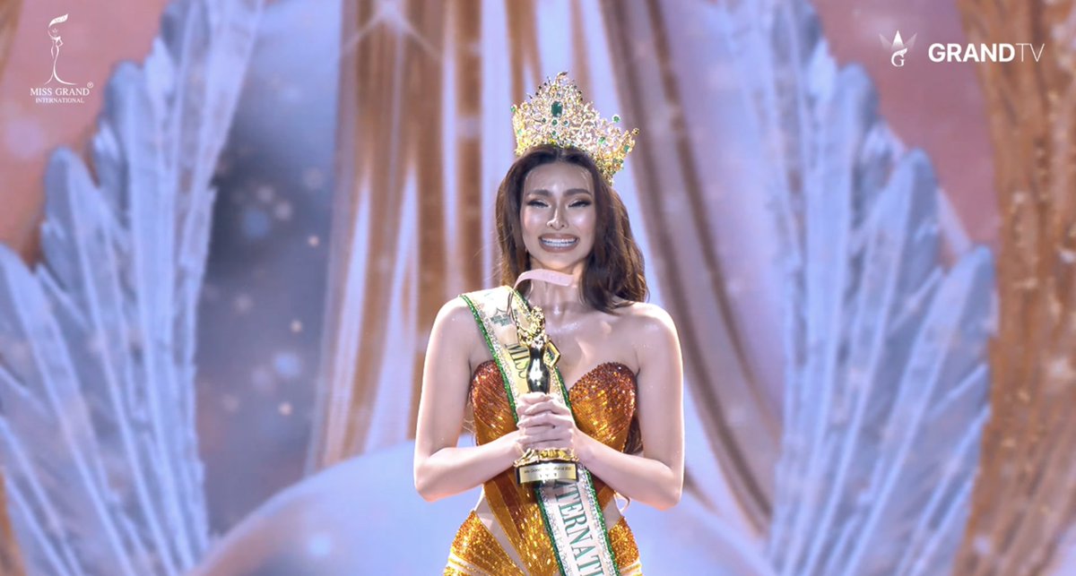 PhilippineStar's tweet photo. SA PILIPINAS PA RIN ANG KORONA! 🇵🇭✨

PH’s Emma Mary Tiglao is crowned as Miss Grand International 2025 in Bangkok, Thailand on Saturday, bringing home back-to-back victory for the country. 

Miss Grand International 2024 CJ Opiaza of the Philippines crowns her successor. (Screenshots/GrandTV)#MissGrandInternational2025