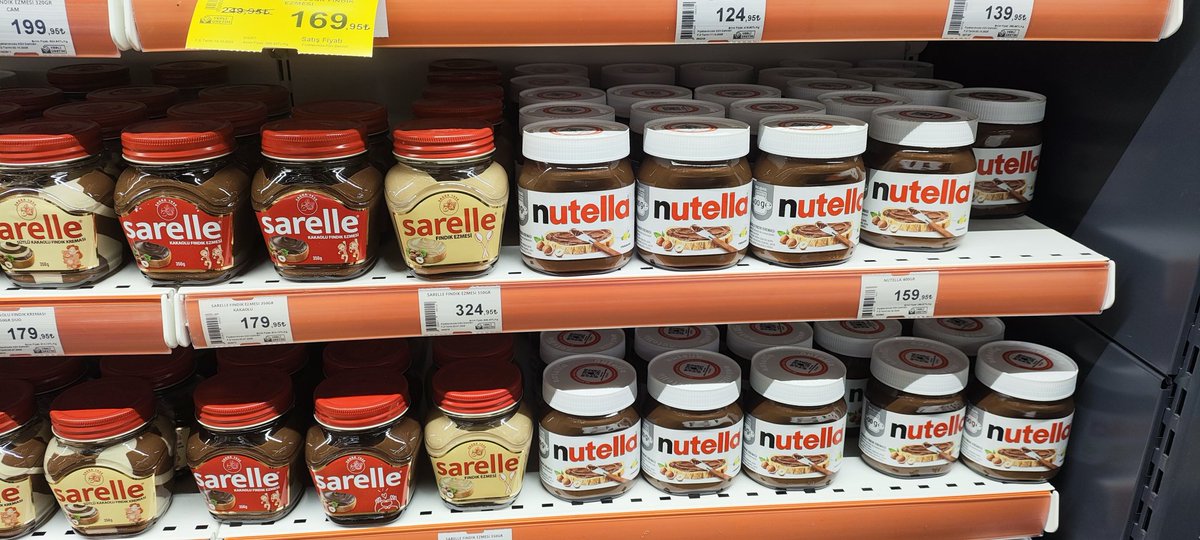 sanalkry's tweet photo. #yerli
#yerlimali

Bugün markette Nutella ile Sarelle yanyana görünce merak ettim inceledim.
Nutella %13 fındık , 400 gram fiyat 159tl
Sarella %13 fındık , 350 gram fiyat 179tl

Yerli malı kazık malı olmamalı böyle boykot da yapılmaz yapamayız. Yerli üretim mallarının çoğu böyle https://t.co/QCLcXpyQNQ