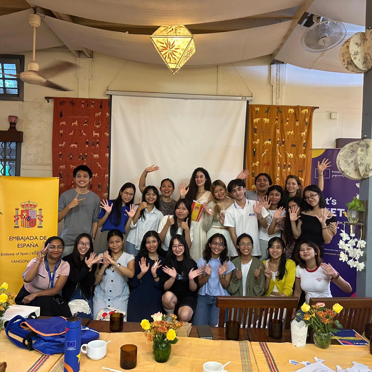 <a href="/EmbEspEcuador/">EmbEspañaEcuador</a> <a href="/UDLAEcuador/">UDLA Ecuador</a> <a href="/EmbEspTailandia/">Emb de España en Tailandia/ สถานเอกอัครราชทูตสเปน</a> <a href="/EmbEspAbuja/">Embajada España en Nigeria, Benín y CEDEAO</a> <a href="/EmbEspTT/">Embajada de España en Trinidad y Tobago</a> <a href="/UWI_StAugustine/">UWI St. Augustine</a> <a href="/EmbEspIndonesia/">Embajada de España en Indonesia</a> <a href="/UNJ_Official/">UNIV. NEGERI JAKARTA</a> 🇲🇲 La Embajada de España en Myanmar <a href="/EmbEspMyanmar/">España en Myanmar</a> ha contribuido a la II edición del programa Meet-Up 2025 de la UE con una conferencia sobre la Comunidad Iberoamericana, una ocasión para acercar Iberoamérica y el papel de España a 25 jóvenes de Myanmar.

x.com/EmbEspMyanmar/…