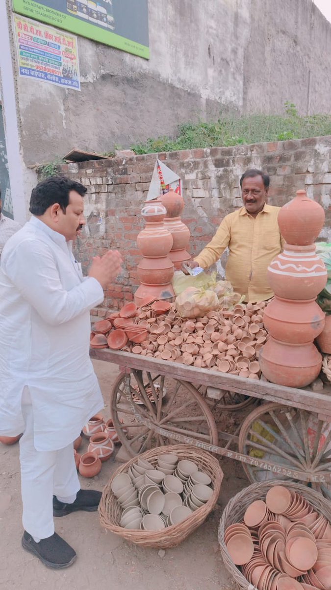 anooppradhanbjp's tweet photo. #Vocal_for_Local
दीपोत्सव के पावन अवसर पर आज हाथरस के मधुगढ़ी चौराहे के पास स्वदेशी मिट्टी से बने स्वदेशी दीपक खरीदकर सभी क्षेत्रवासियों से इस पर्व पर स्वदेशी खरीदने का आग्रह किया व विक्रेता भाई को दीपावली की शुभकामनाएं दीं।
#शुभ_दीपावली https://t.co/ASOk7GnBzj