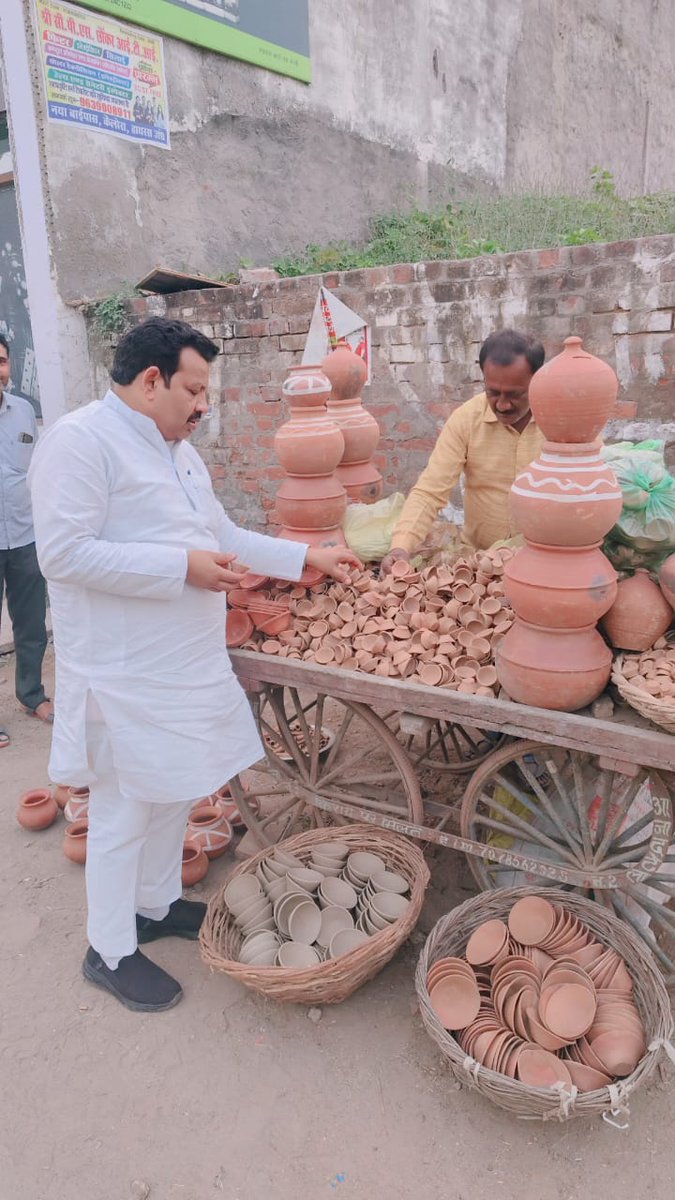 anooppradhanbjp's tweet photo. #Vocal_for_Local
दीपोत्सव के पावन अवसर पर आज हाथरस के मधुगढ़ी चौराहे के पास स्वदेशी मिट्टी से बने स्वदेशी दीपक खरीदकर सभी क्षेत्रवासियों से इस पर्व पर स्वदेशी खरीदने का आग्रह किया व विक्रेता भाई को दीपावली की शुभकामनाएं दीं।
#शुभ_दीपावली https://t.co/ASOk7GnBzj