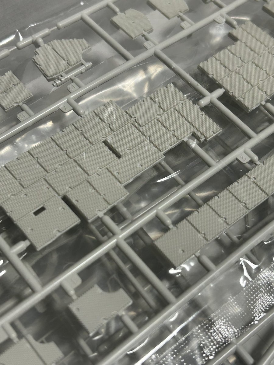 入手即パーツ眺めまわしでしか得られない滋味があるという事で、モンのPzh2000もパーツ改め。こっちもホワイトグレー成形色。どうも5年くらい前からこの色に切り替わったっぽいような。ハリネズミ装甲欲しさに買った筈なのに、いざ見ると黒一色の増加装甲載せるよりボルト見せノーマルの方がいいかも。 