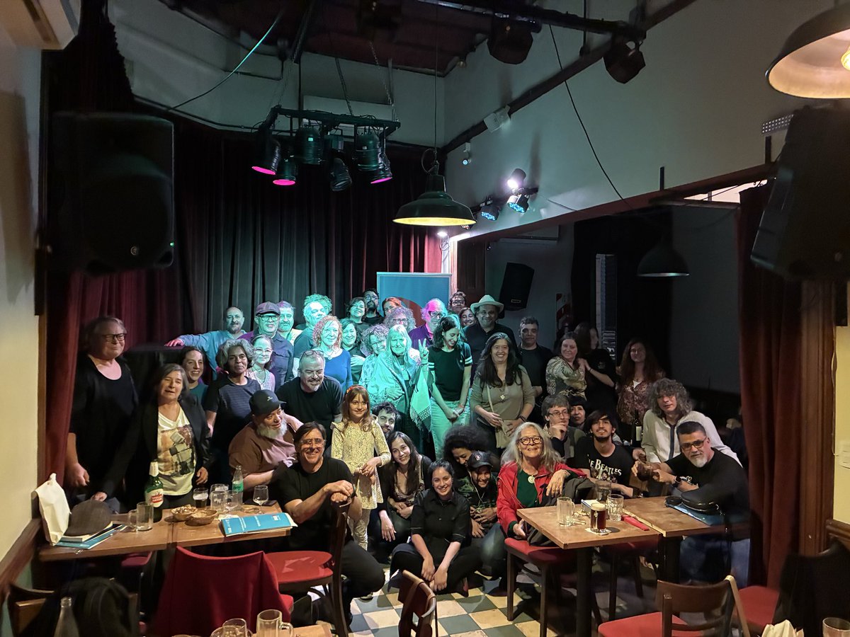 ✨ Una noche para el corazón ✨

Entre poemas, abrazos y reencuentros, cerramos el XIII Festival VaPoesía 2025 en el querido Bar La Poesía 💫

Seguiremos bogando por la inclusión, el encuentro, la igualdad y el intercambio cultural.

¡Hasta la próxima! 📚🌿✨