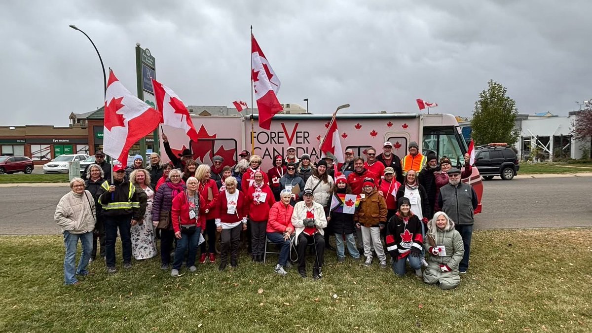 #ForeverCanadian volunteers are furiously gathering more signatures to push past  300,000. The Unity bus and <a href="/LukaszukAB/">Thomas A. Lukaszuk</a> touring Alberta feeling the love for our province and Canada. #ableg #abpoli #cdnpoli 🇨🇦❤️🙏