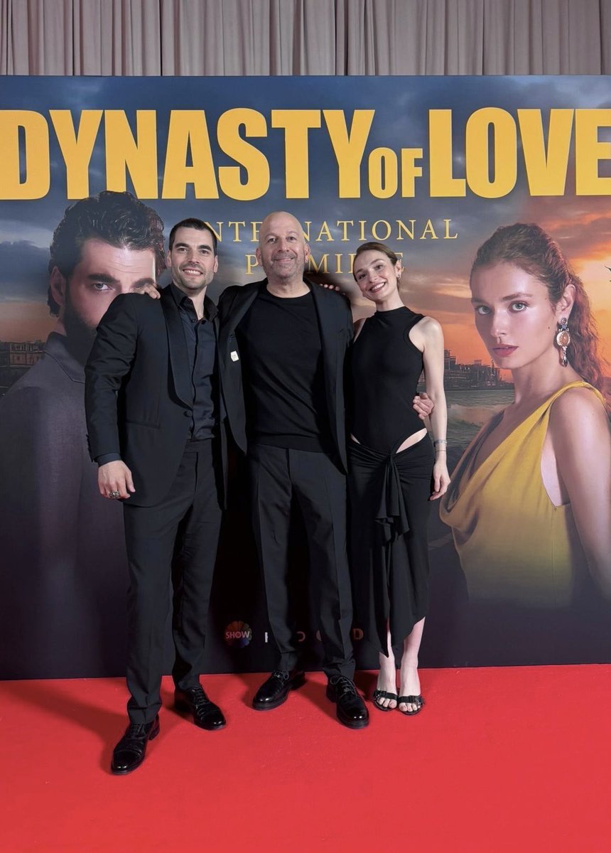 Cannes MIPCOM’dan, #AkınAkınözü, #SerraArıtürk ve yönetmen Sinan Öztürk. 🌟