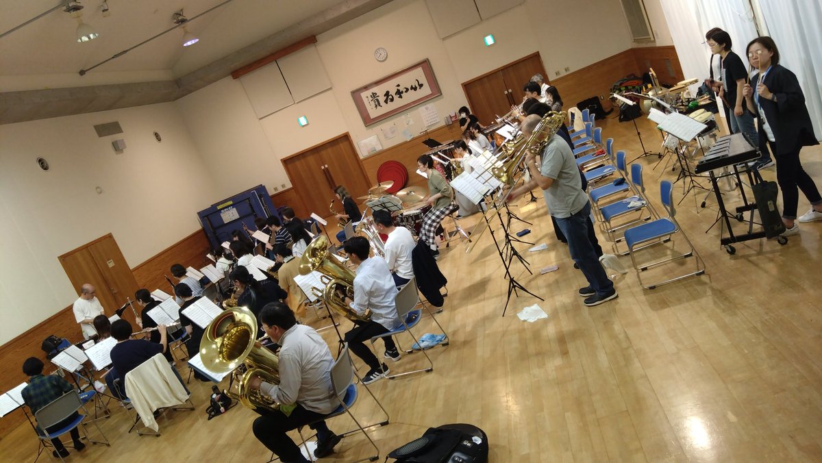 明日  #イオンモール木更津 で演奏します！
室内で演奏することが多いので、屋外はレアです(っ'ω'c)💓
天気がもつといいのですが…
 share.google/FCzm4V4LwaeHN1…

↓カメラに気づいてポーズキメてる人いますね( ΦωΦ )
演奏もばっちりキメてくれることでしょうꉂ 🤭

 #かずさオータムミュージックフェス