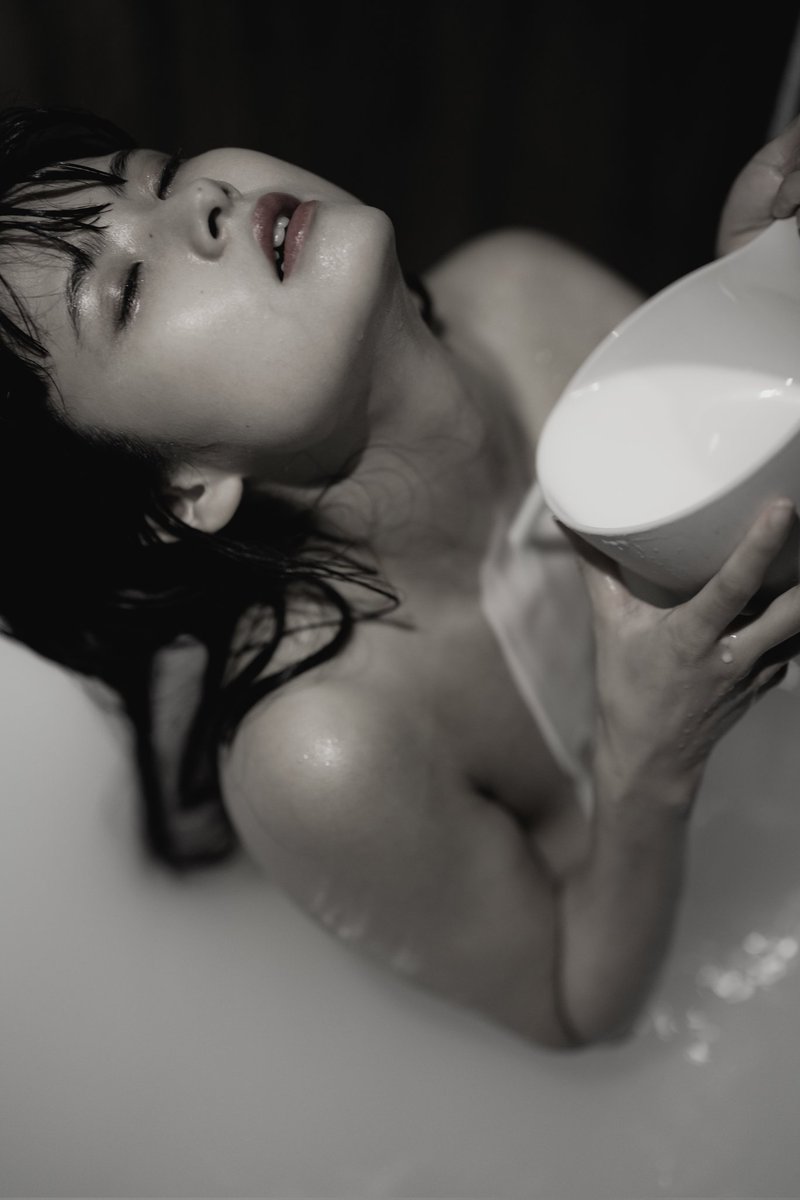 Nomadic_stills's tweet photo. Working with the incredible @eye_shutter_s on our milk bath🛁 shoot was pure magic! ✨ Enjoyed the creativity flow. Can't wait to work together again!  #MilkBathPhotography https://t.co/REZSQwHZpR