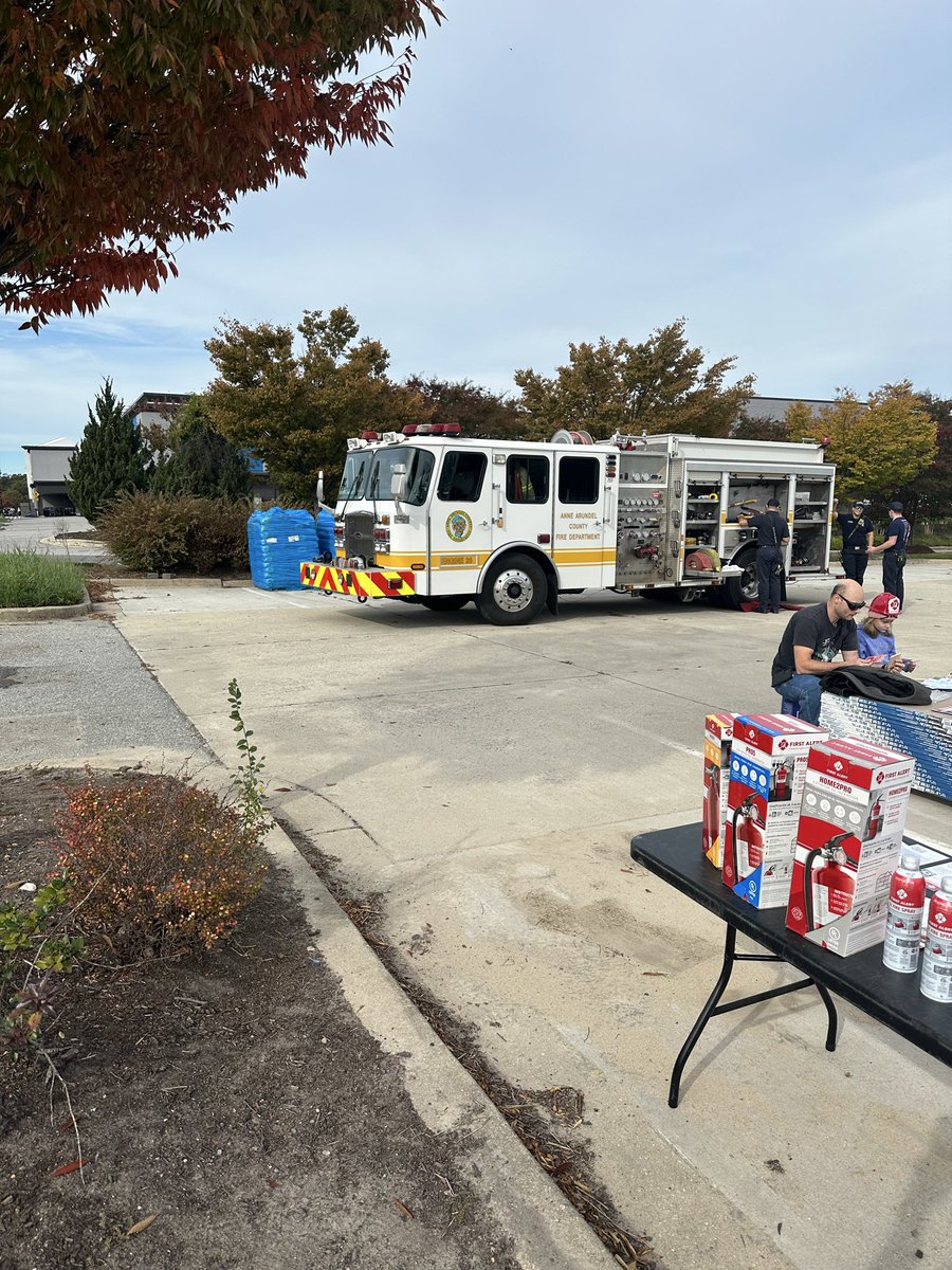 Fire Safety Month at Store 2594! Thanks to our local heroes for coming out today! <a href="/JMB_Burnett/">Jeffrey “JB“ Burnett</a> <a href="/DCT0813MD/">Dante Thomas</a> <a href="/DamonBennettR7/">DBennett</a> <a href="/BlueBoxR1/">@BlueBoxR1</a> <a href="/Dfortin813/">Daniel Fortin</a>