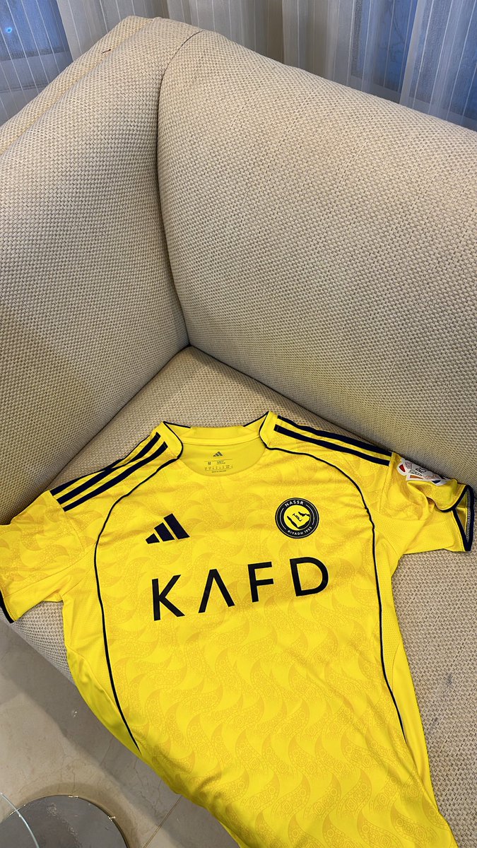 أهلًا بمن تُزهرُ الدنيا لرؤيته
كأنه الغيث نُستسقى برؤياهُ 💛
 #Alnassrday
#النصر_الفتح