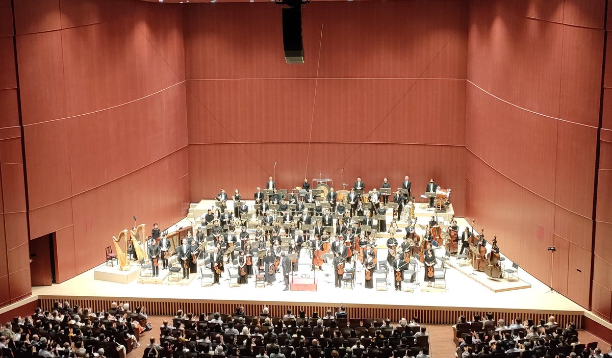 fahrenden_Gesel's tweet image. デュムソー/群響
手首を使った柔らかい指揮で、曲の大局をつかみ、オケをリード。
ブリュ委嘱によるアコーディオン作品2曲、ペリーヌ《カプリス》とワクスマンの《時の島》は曲風が対極ながらも、時に軽快、時に哀愁漂う響きでオケの盛り上げが巧みなデュムソーとマッチし、エキサイティング。