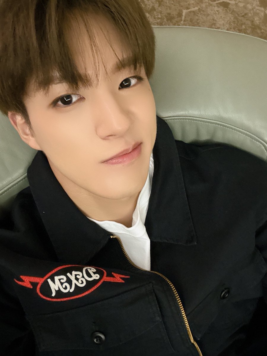 제노 셀카 찍을 때마다 입술이 너무 귀여움 🤍🤍🤍🤍🤍 애기같아 완전