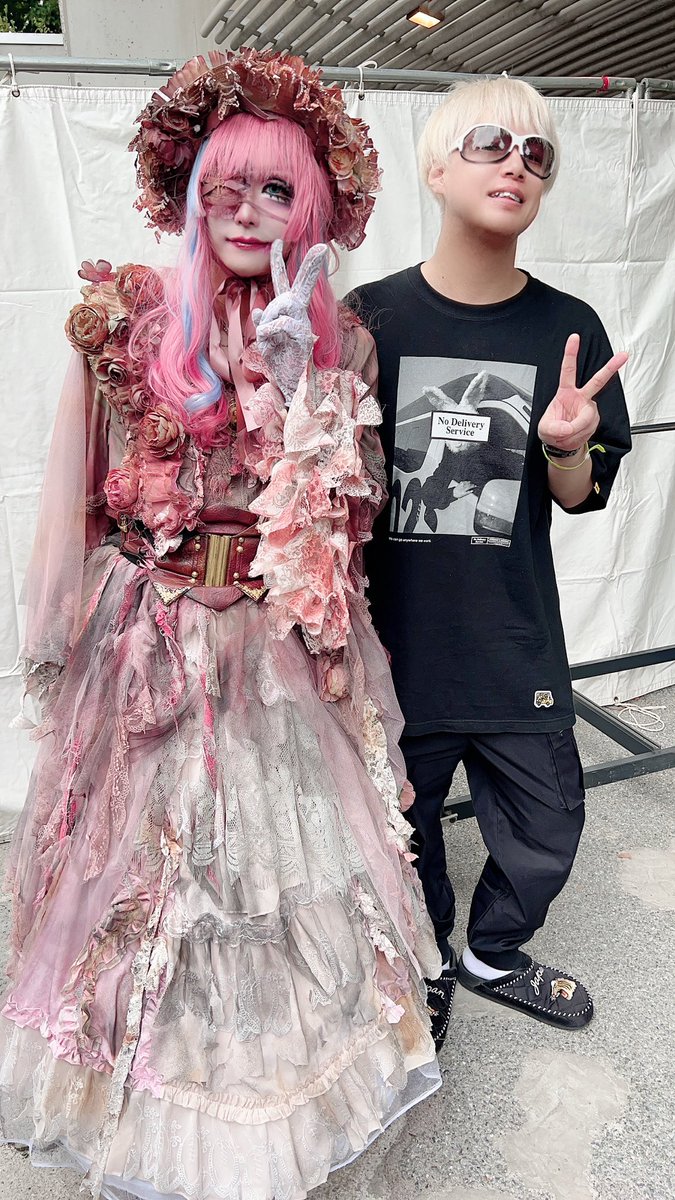 お久しぶりです🤔
#アーティストと近所のコンビニに行く人の対比🤔