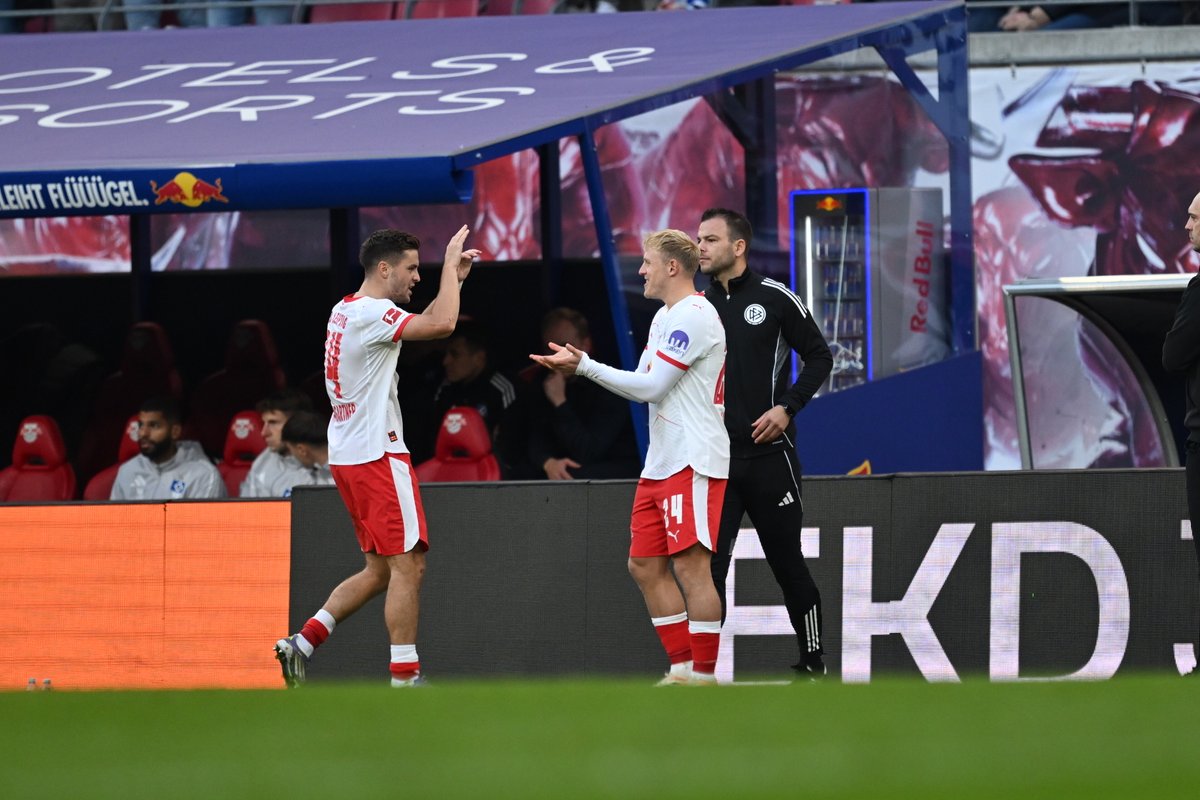 Wir wechseln auch: #Schlager kommt für unseren Doppelpacker #Baumgartner.

Schön, dich wieder auf dem Platz zu haben, #Xaver! 🙌

⏱️ 78. Min. | 2:1                
#RBLHSV #Bundesliga