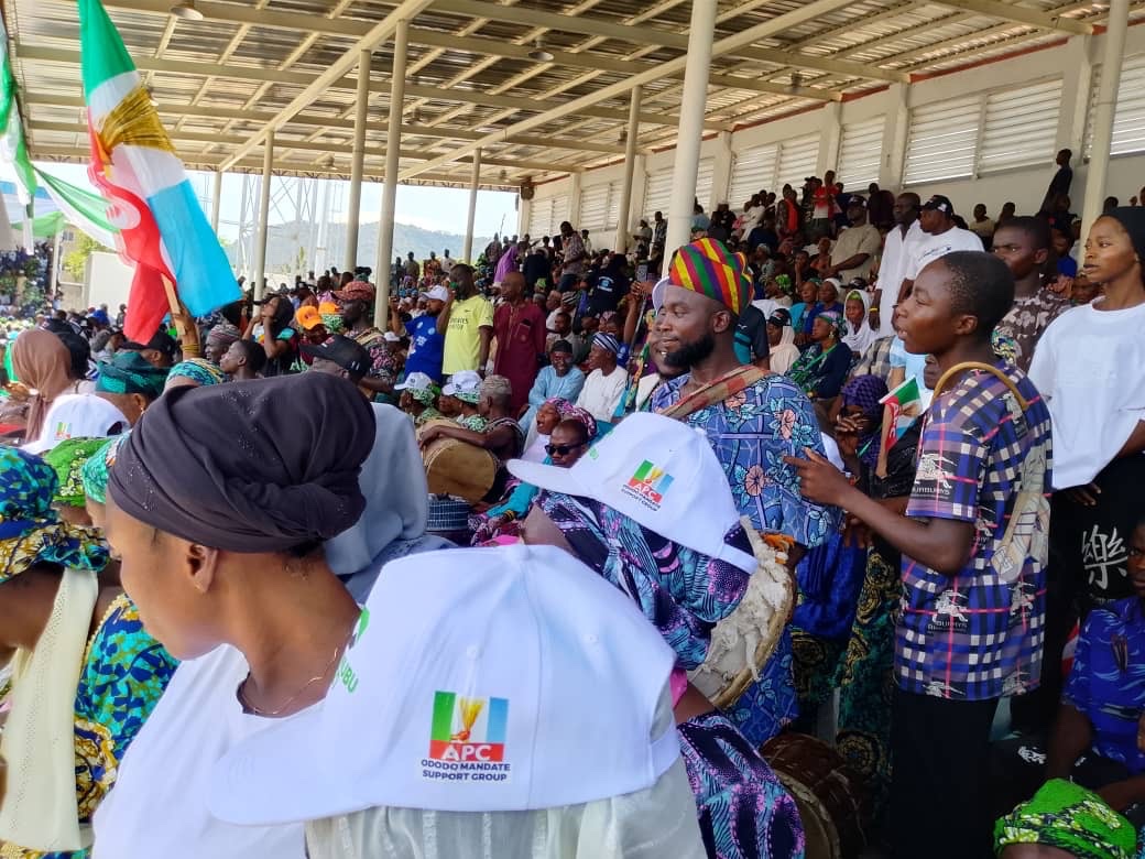 Kogi State APC ENDORSES PRESIDENT TINUBU AND GOVERNOR ODODO FOR 2027 GENERAL ELECTIONS

Kogi State APC at the Muhammadu Buhari Square Lokoja, endorses President Bola Ahmed Tinibu and Governor Usman Ododo for the 2027 Presidential and Governorship elections.

Party supporters from