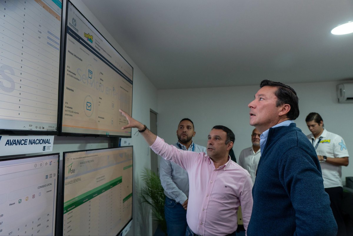 Registraduria's tweet photo. Desde el CRT de Barranquilla 📍, el registrador nacional, Hernán Penagos, revisa cada detalle técnico y operativo para que las elecciones de los Consejos de Juventud de este 19 de octubre se desarrollen con total normalidad. 

#GrandesXElección 💥 https://t.co/QoEQgYFklQ