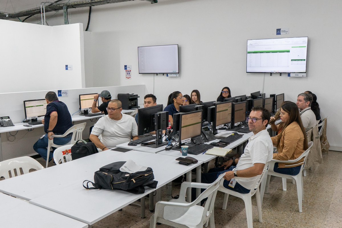 Registraduria's tweet photo. Desde el CRT de Barranquilla 📍, el registrador nacional, Hernán Penagos, revisa cada detalle técnico y operativo para que las elecciones de los Consejos de Juventud de este 19 de octubre se desarrollen con total normalidad. 

#GrandesXElección 💥 https://t.co/QoEQgYFklQ