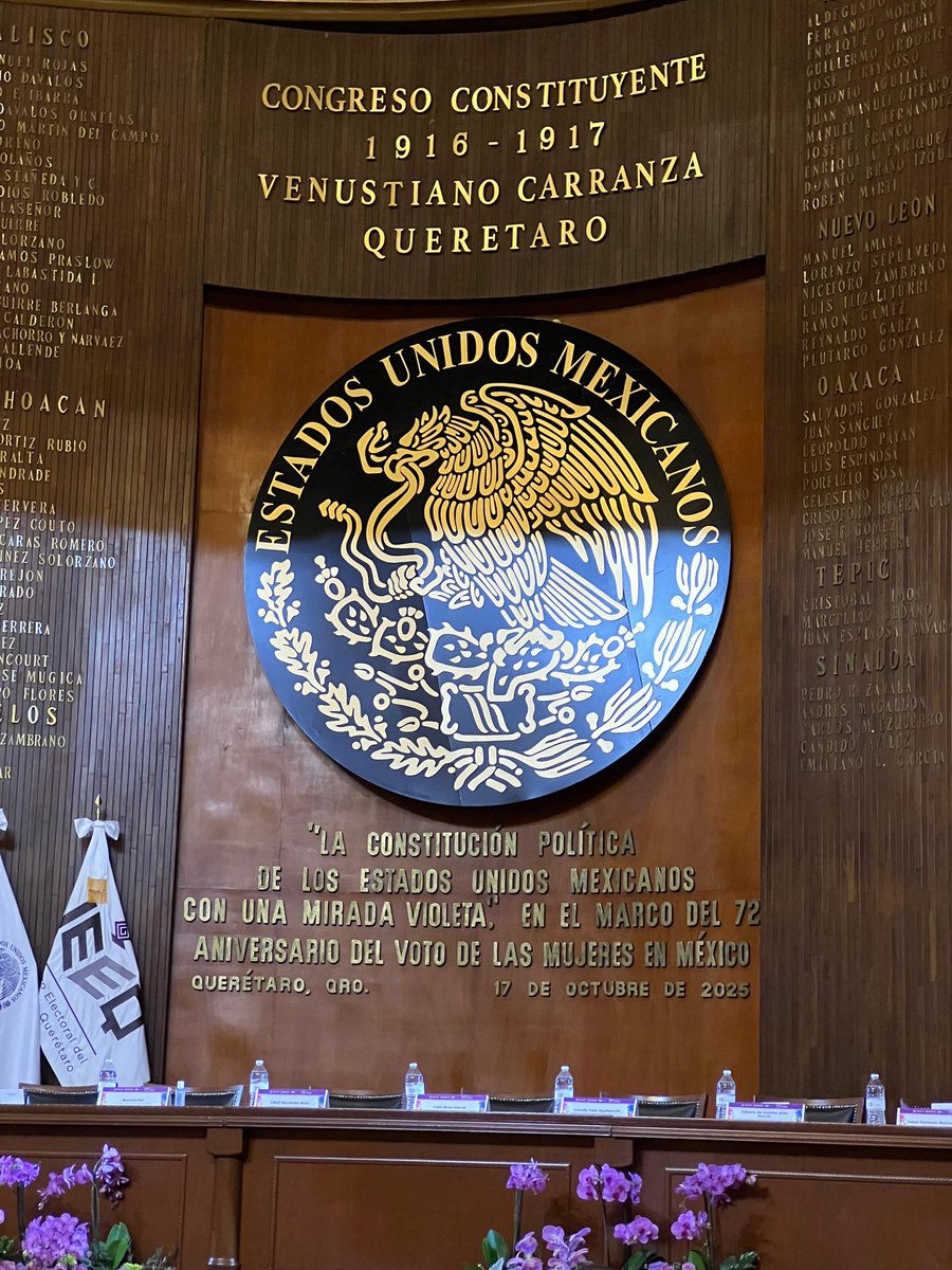 💜 Asistimos al Teatro de la República para rendir homenaje a las sufragistas que abrieron el camino a la democracia y la participación política de las mujeres.

Hace 72 años las mujeres en México conquistamos el derecho al voto. Hoy, seguimos haciendo valer nuestra voz, nuestra