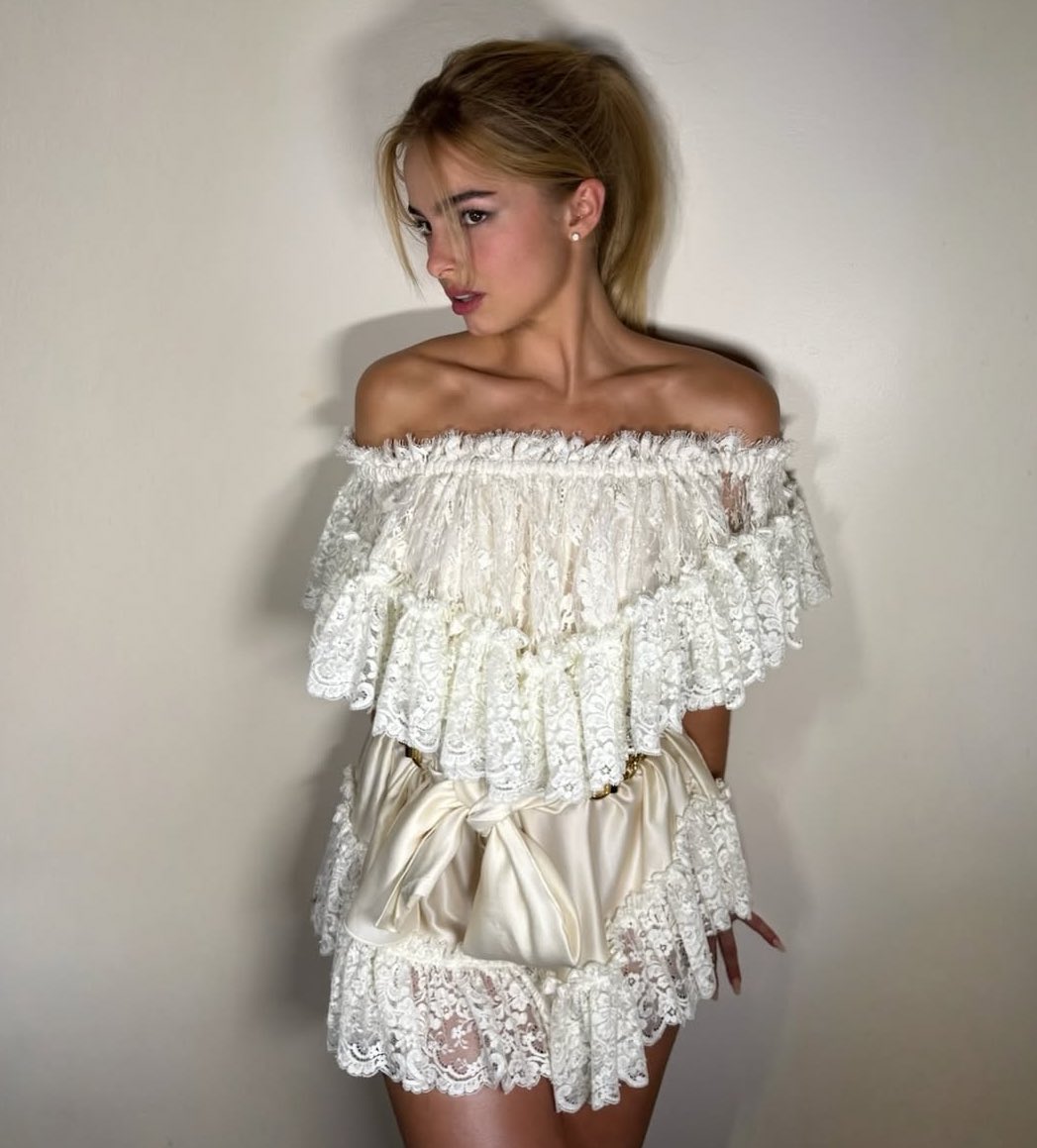 saintdemie's tweet image. addison rae in fresh off the runway chloé ss26 🌷

styled by dara and glam by nina park