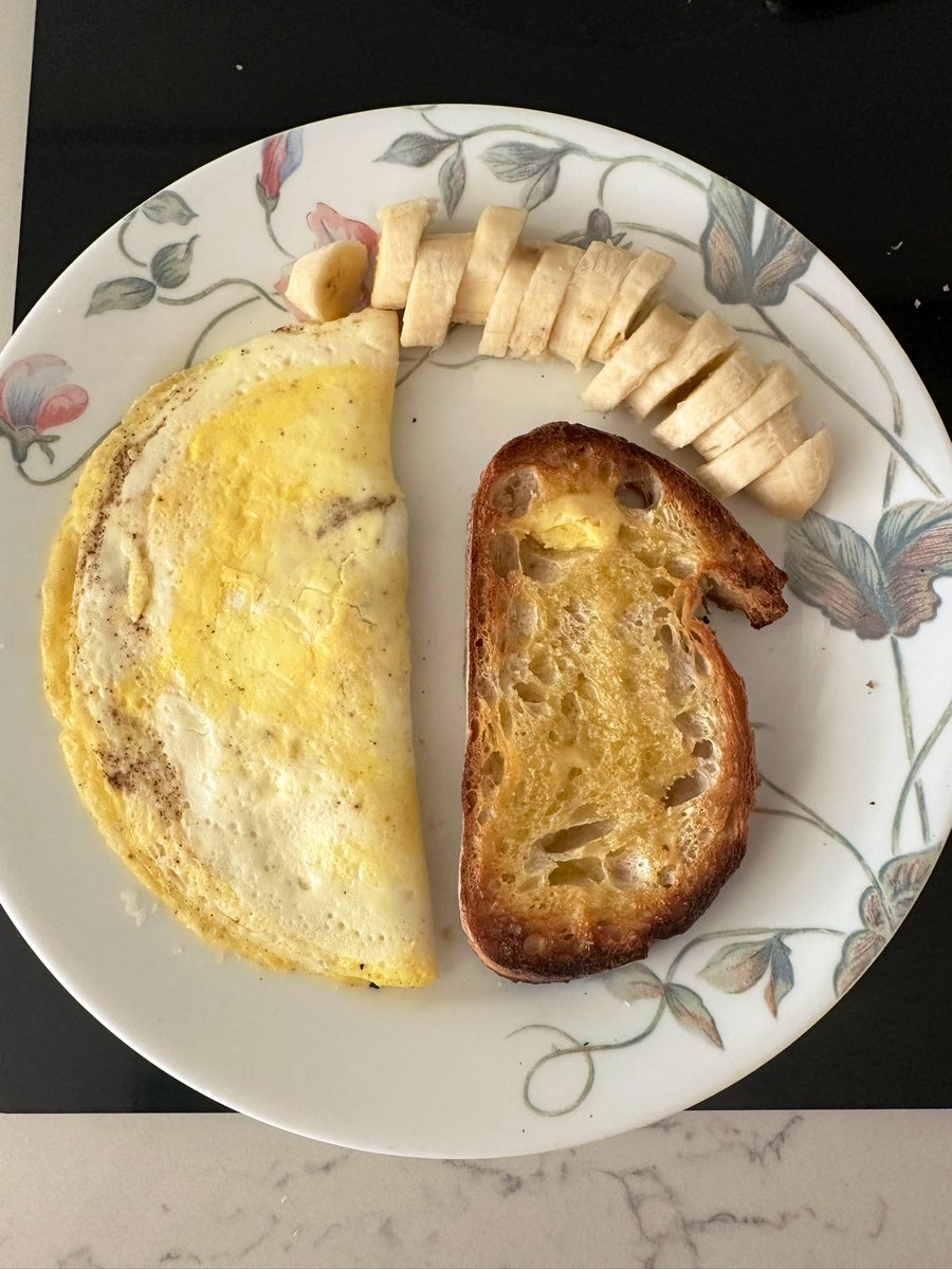 free_style_chef's tweet image. Back home and back to eating healthy (i.e. not eating cake for breakfast 😅). 

Parmesan eggs with buttered toast and banana. 

#brekkie #omelet #homecooked