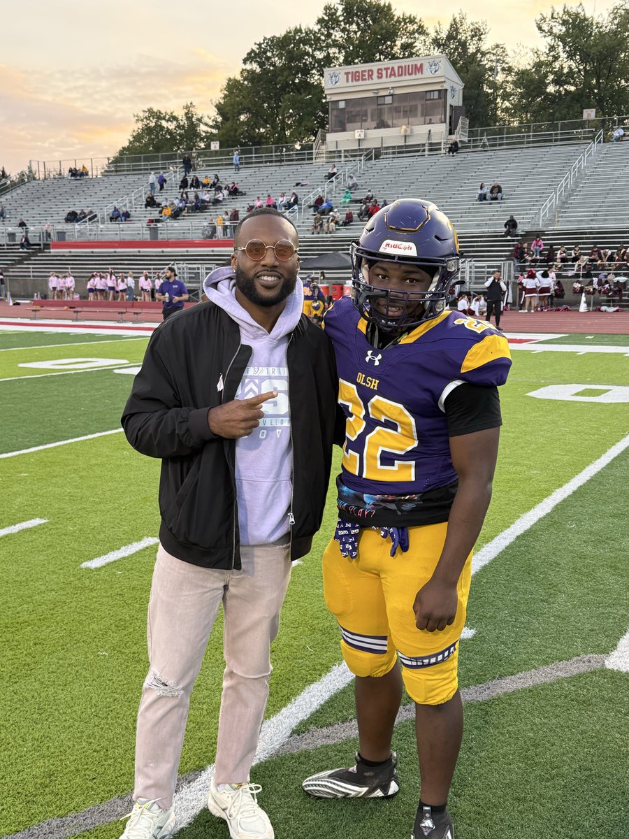 Last week a former All Time Great Charger Running Back got to meet and talk to one of our many young talented backs! Thanks for coming back Isiah Neely and seeing the Chargers and imparting knowledge with our young running backs!